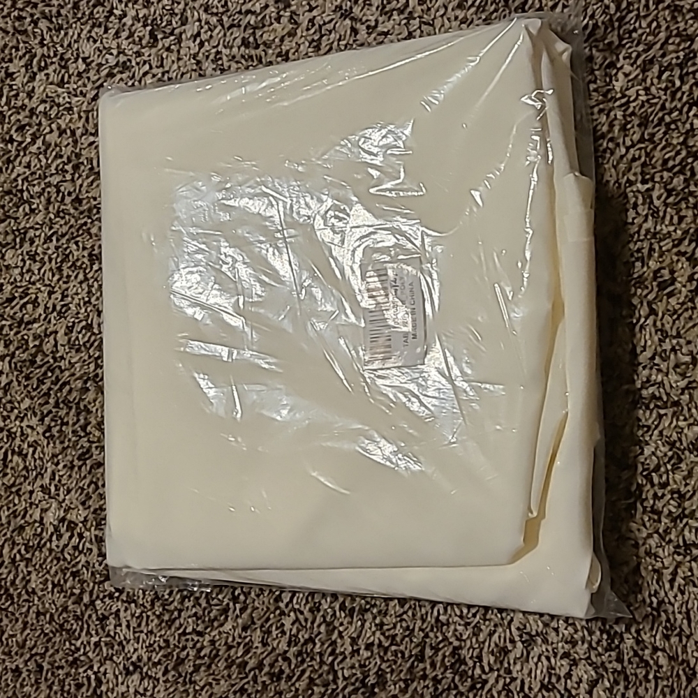 Ivory Polyester Round 120 Inch Tablecloth